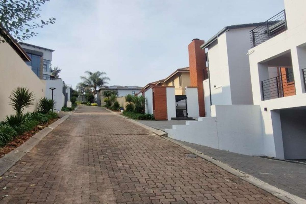 Modern Family Home in Northcliff with Exceptional Space and Potential Standard Bank Easy Sell - Photo 2