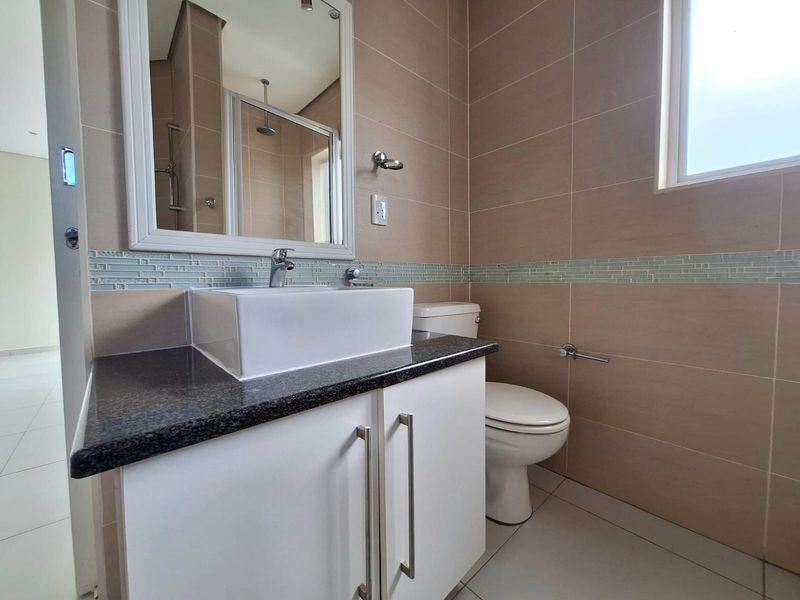 Spacious 2Bed 2Bath Apartment with Forest Views - Photo 10