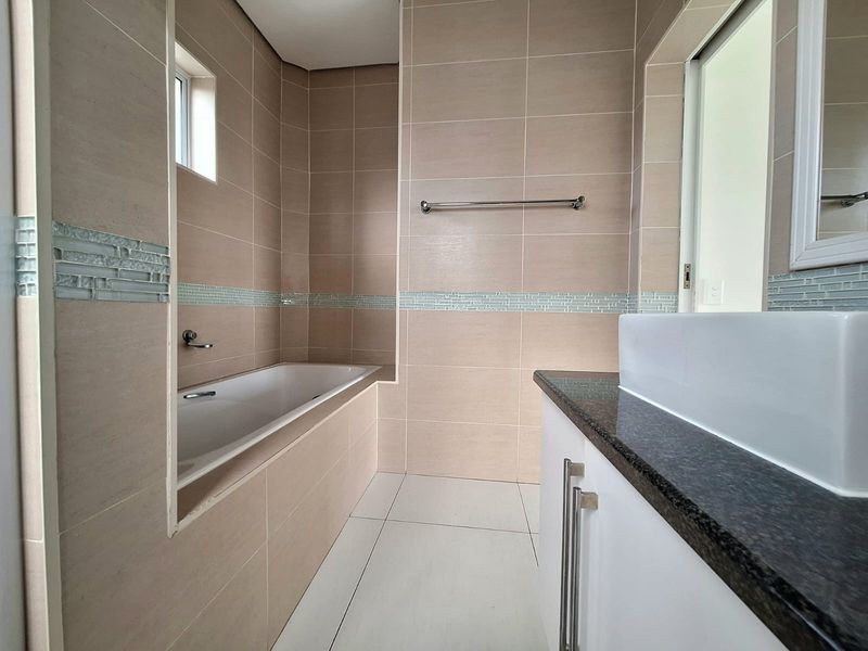 Spacious 2Bed 2Bath Apartment with Forest Views - Photo 7