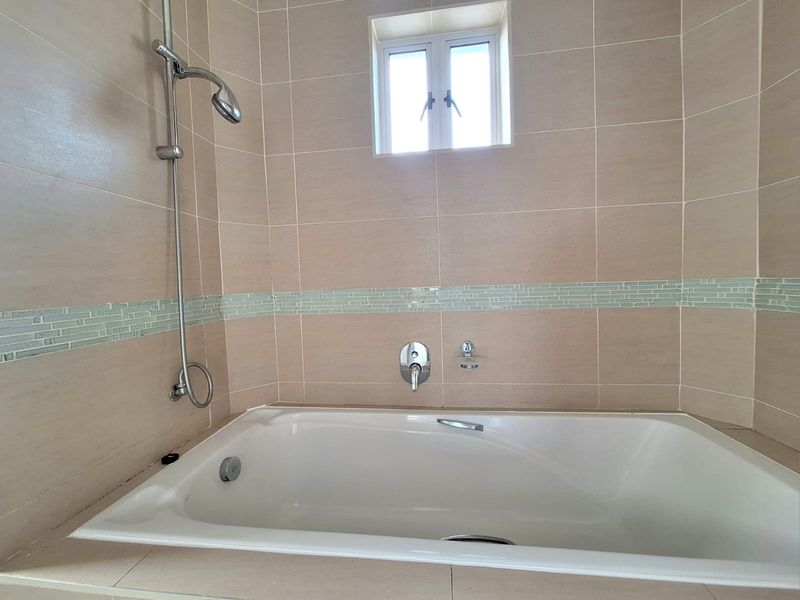 Spacious 2Bed 2Bath Apartment with Forest Views - Photo 8