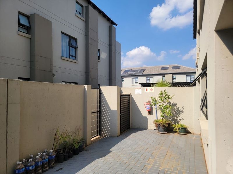 Apartment To Rent in Gateway Village in Gateway Manor, Hartbeespoort, North West - Photo 2