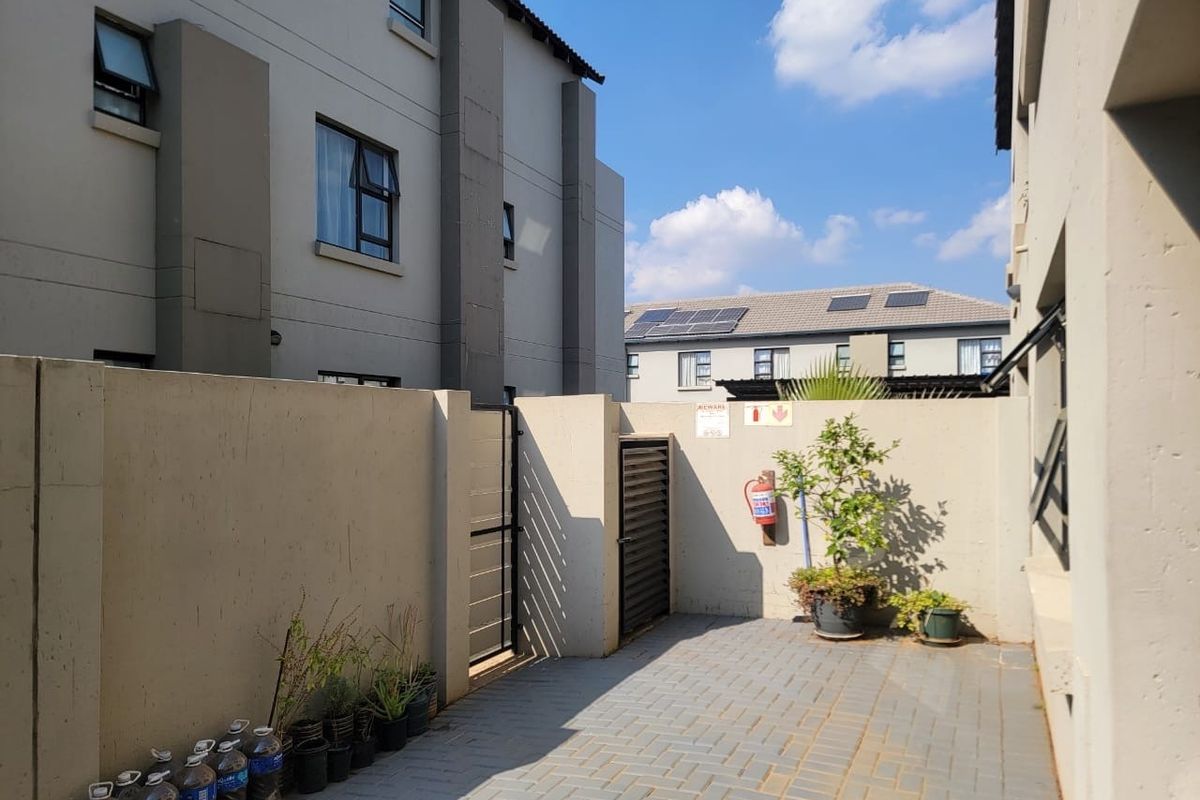 Apartment To Rent in Gateway Village in Gateway Manor, Hartbeespoort, North West - Photo 2