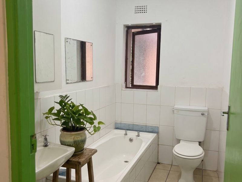 Neat  and Secure 4 Bedroom Home - Ideal for Large Families or Investors - Photo 9