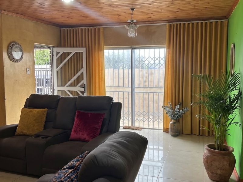 Neat  and Secure 4 Bedroom Home - Ideal for Large Families or Investors - Photo 2