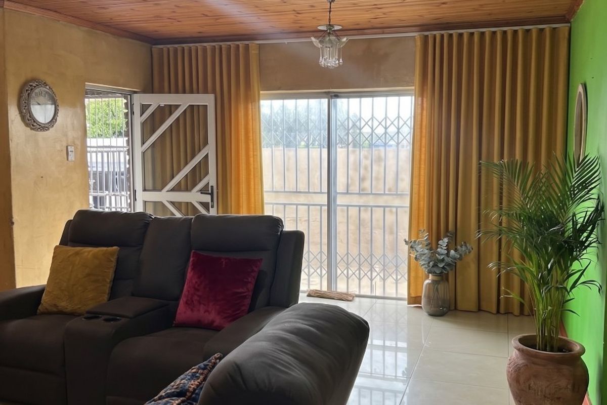 Neat  and Secure 4 Bedroom Home - Ideal for Large Families or Investors - Photo 2