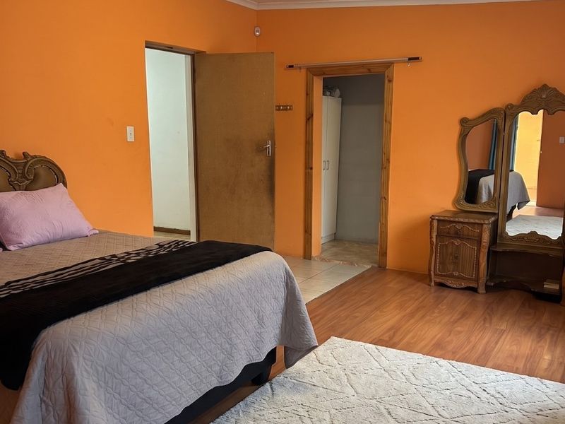 Neat  and Secure 4 Bedroom Home - Ideal for Large Families or Investors - Photo 7