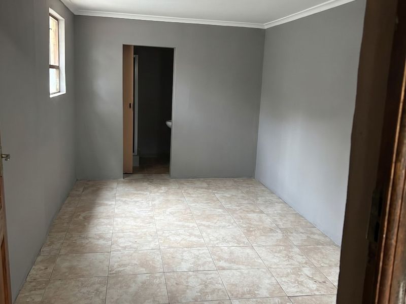 Neat  and Secure 4 Bedroom Home - Ideal for Large Families or Investors - Photo 5