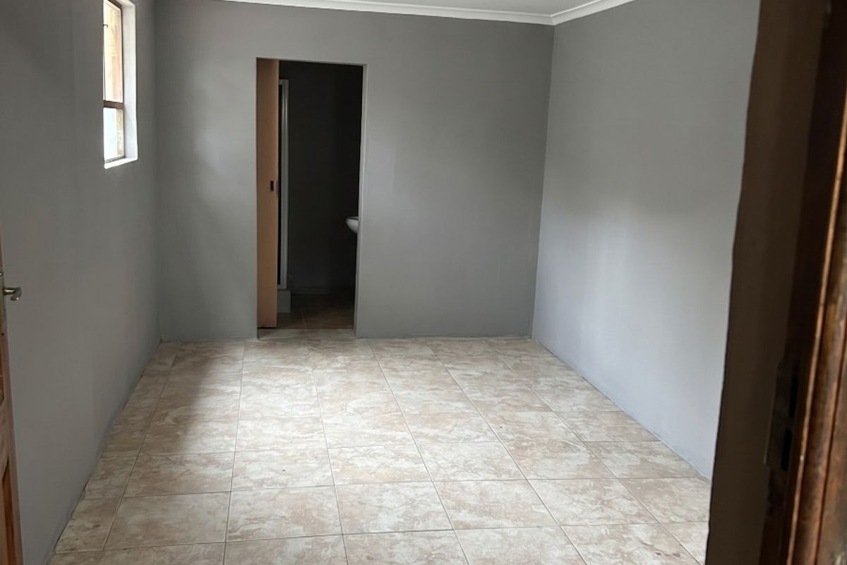 Neat  and Secure 4 Bedroom Home - Ideal for Large Families or Investors - Photo 5
