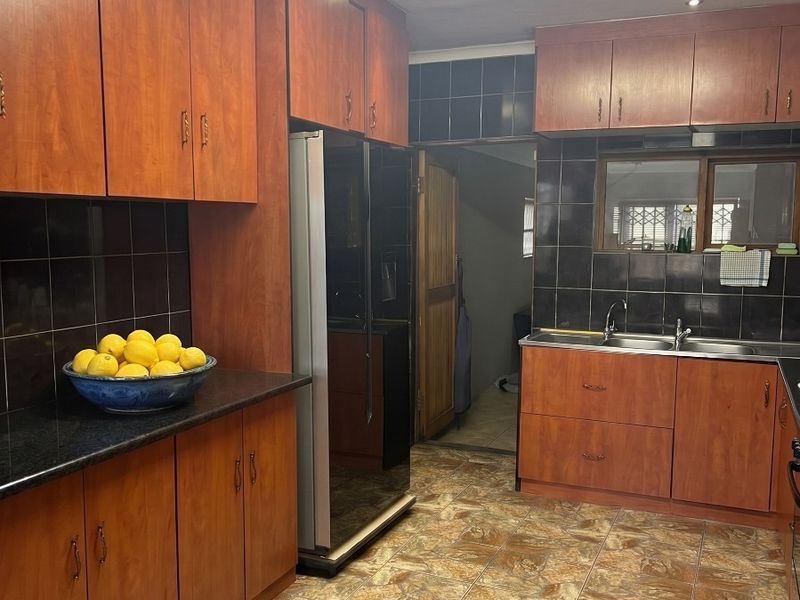 Neat  and Secure 4 Bedroom Home - Ideal for Large Families or Investors - Photo 4