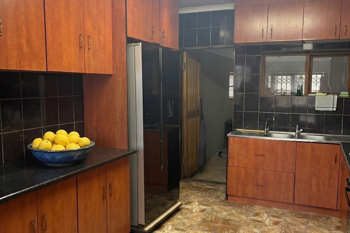 Neat  and Secure 4 Bedroom Home - Ideal for Large Families or Investors - Photo 4