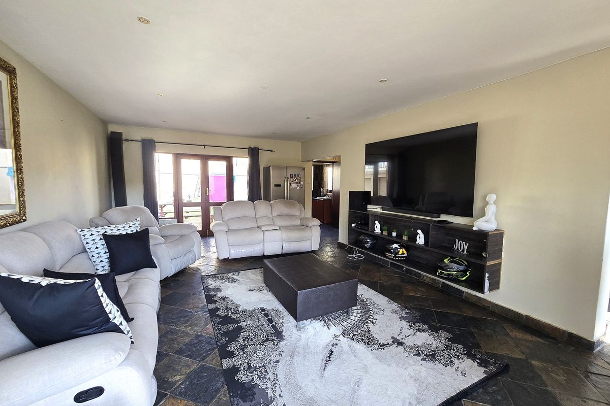 3 Bedroom Townhouse To Rent in Montana Park - Photo 4