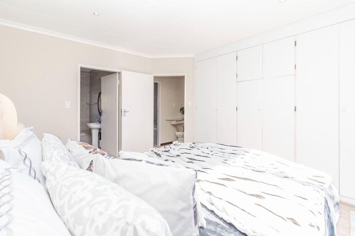 Warm, Spacious Family Living in a Secure Northgate Estate - Photo 4