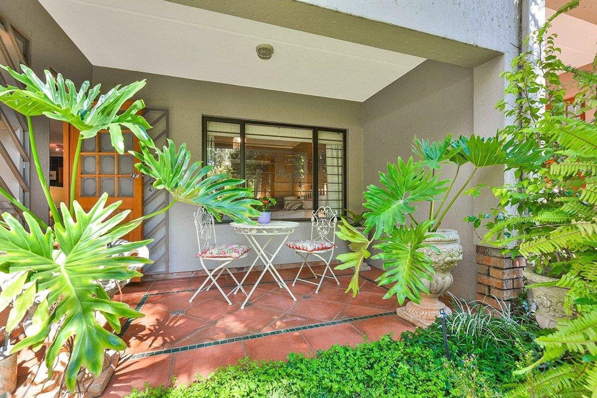 Immaculate Garden Apartment Offering the Perfect Balance of Serenity and Urban Convenience - Photo 4