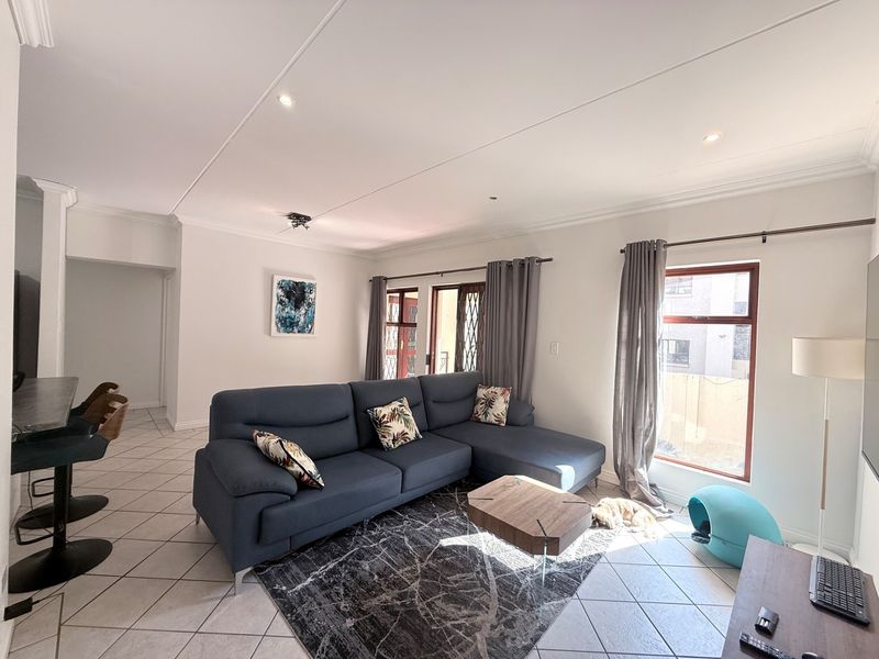 Natural light and spacious apartment with a gas stove for rent - Photo 1