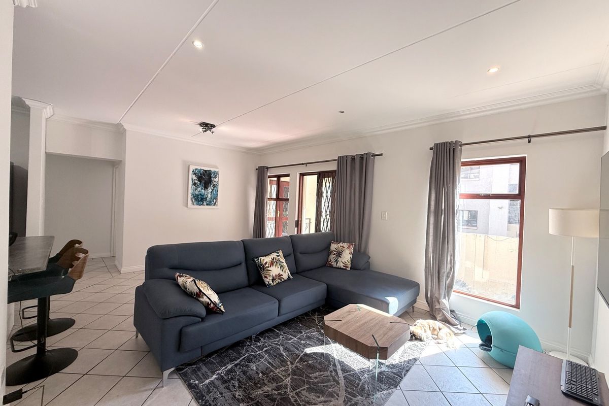 Natural light and spacious apartment with a gas stove for rent - Photo 2