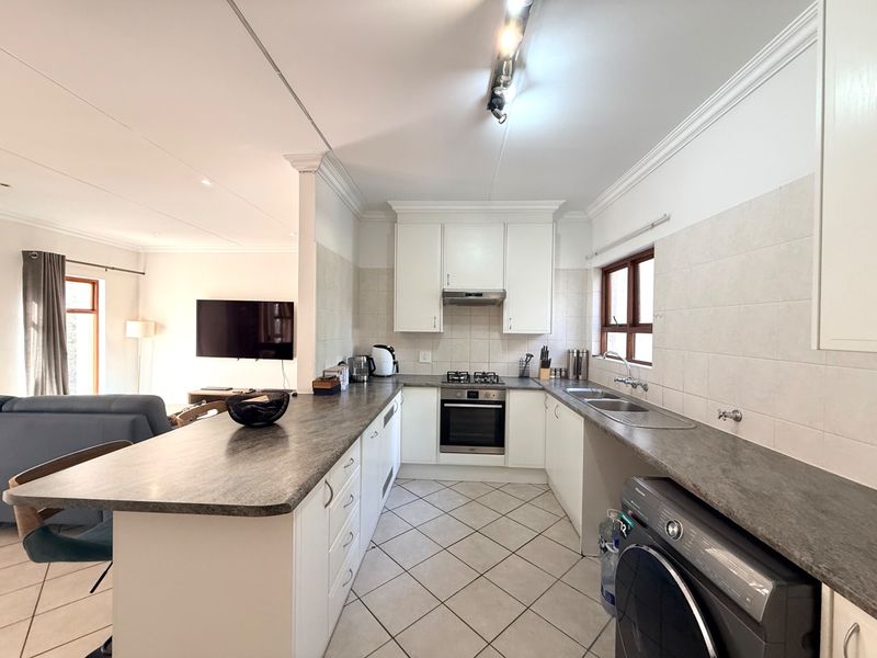 Natural light and spacious apartment with a gas stove for rent - Photo 5