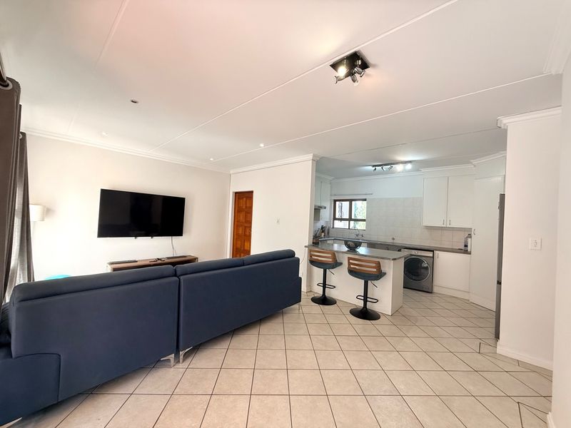 Natural light and spacious apartment with a gas stove for rent - Photo 2