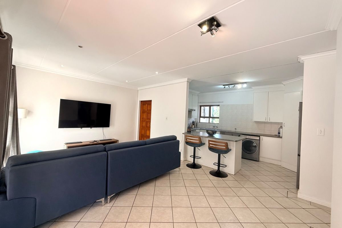 Natural light and spacious apartment with a gas stove for rent - Photo 3