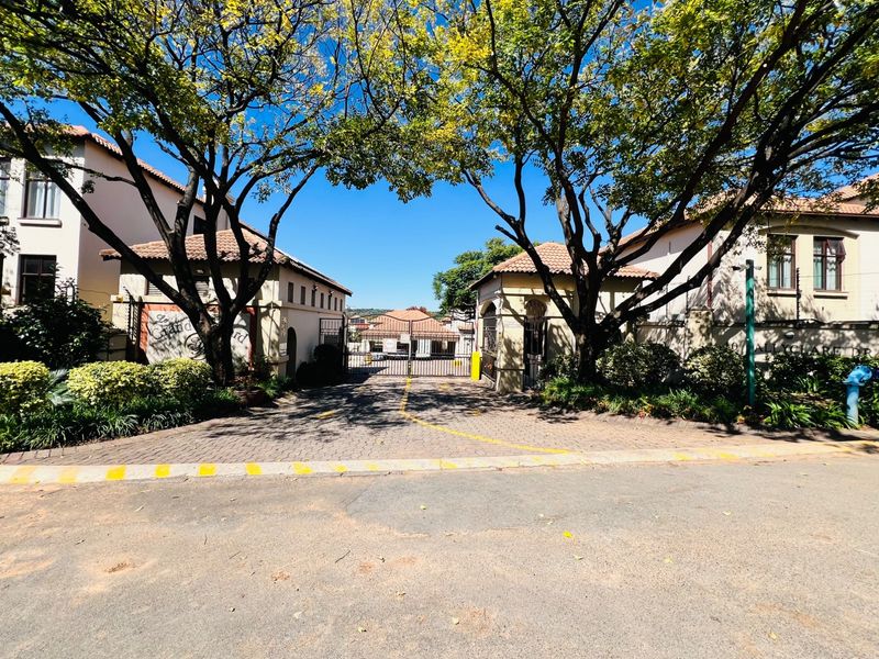 Natural light and spacious apartment with a gas stove for rent - Photo 1
