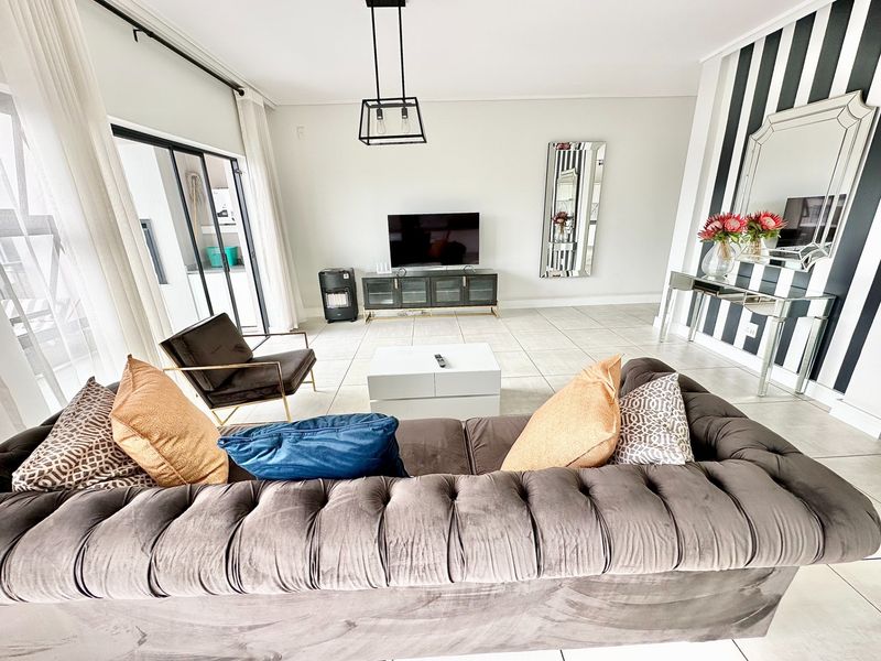 Elegant Fully Furnished Signature Penthouse To Rent in The Polofields, Waterfall, Midrand - Photo 5