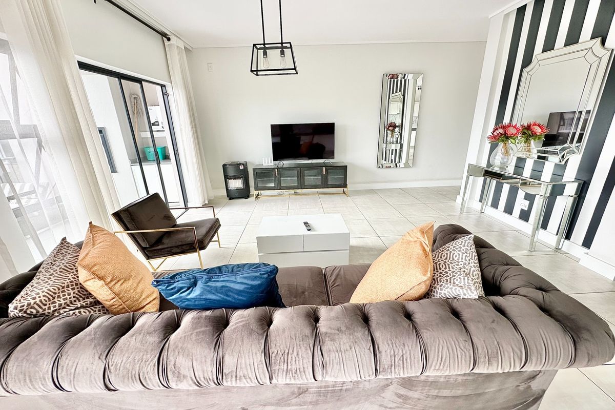 Elegant Fully Furnished Signature Penthouse To Rent in The Polofields, Waterfall, Midrand - Photo 5