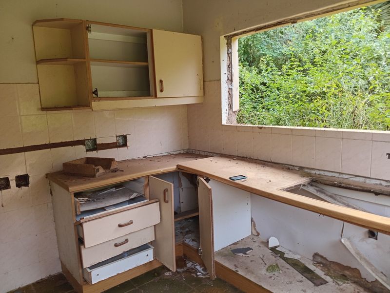 RENOVATOR'S DREAM - UNBEATABLE VALUE! - Photo 4