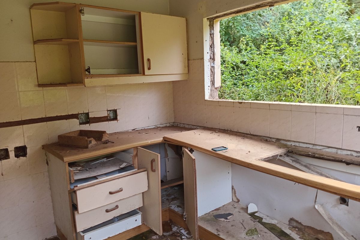 RENOVATOR'S DREAM - UNBEATABLE VALUE! - Photo 4