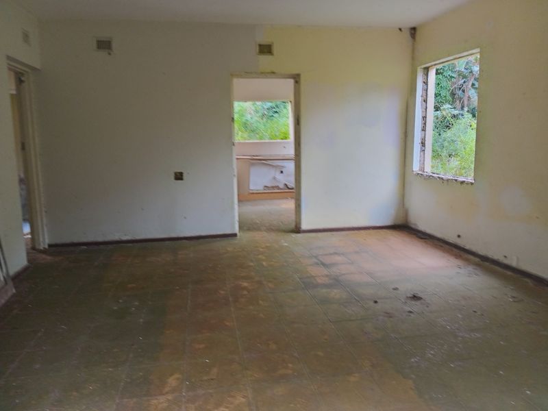 RENOVATOR'S DREAM - UNBEATABLE VALUE! - Photo 2