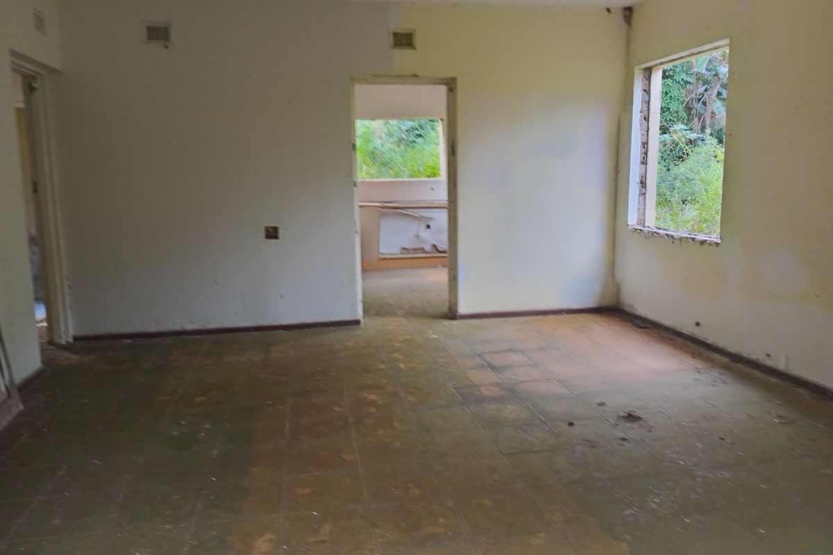 RENOVATOR'S DREAM - UNBEATABLE VALUE! - Photo 2