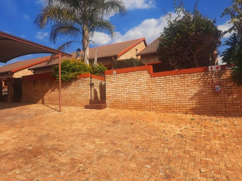 Apartment For Sale in Wilgeheuwel, Roodepoort - Photo 1
