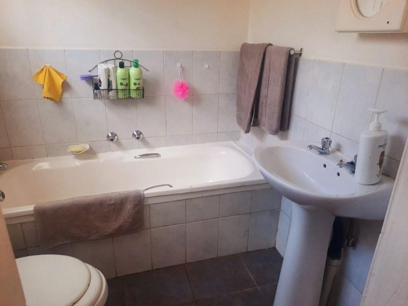 Apartment For Sale in Wilgeheuwel, Roodepoort - Photo 2