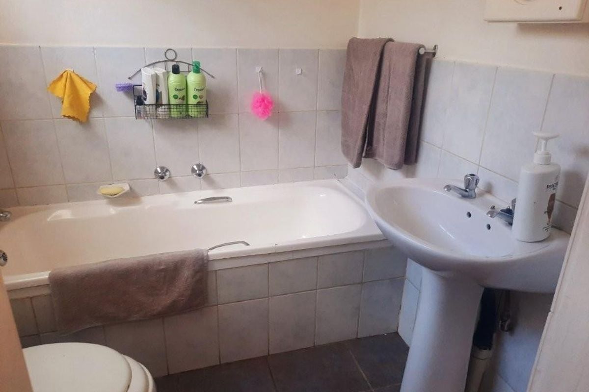 Apartment For Sale in Wilgeheuwel, Roodepoort - Photo 2