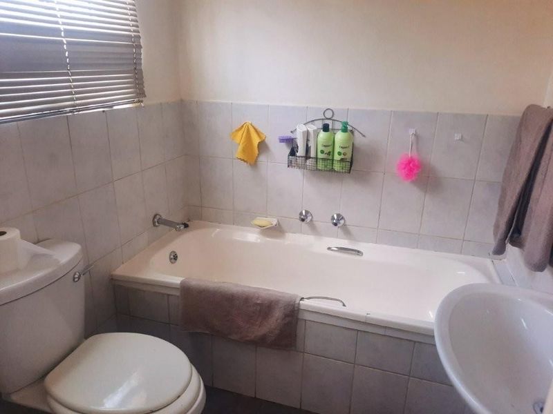 Apartment For Sale in Wilgeheuwel, Roodepoort - Photo 3