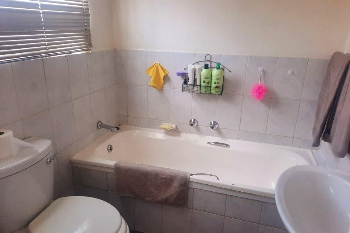 Apartment For Sale in Wilgeheuwel, Roodepoort - Photo 3