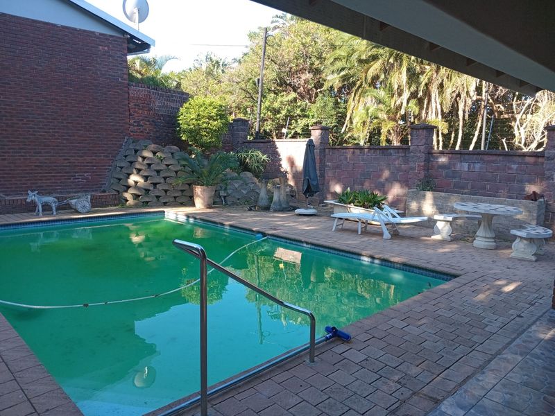 Stunning Coastal Home with Luxury Finishes and Exceptional Entertainment Appeal - Photo 2