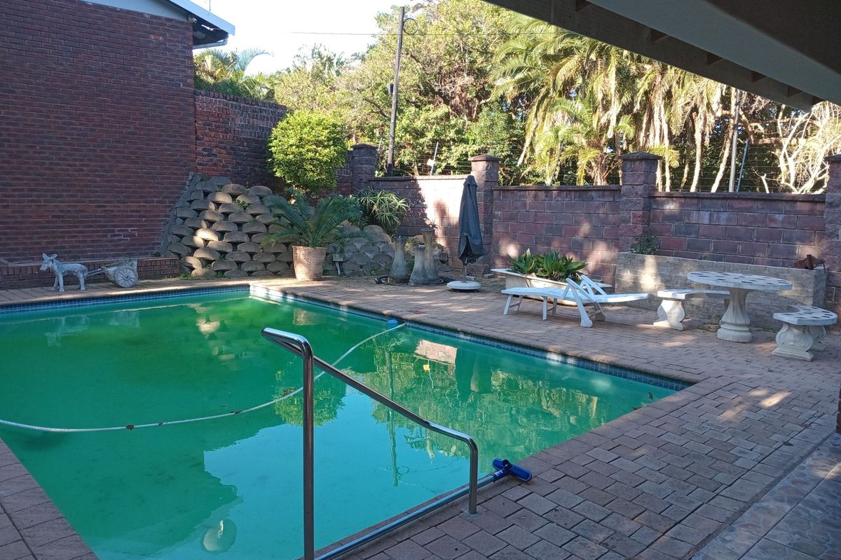 Stunning Coastal Home with Luxury Finishes and Exceptional Entertainment Appeal - Photo 2