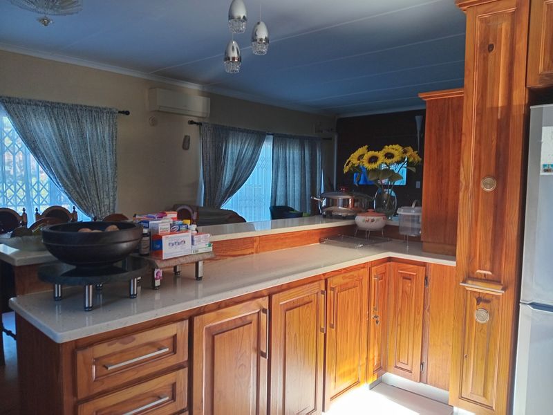 Stunning Coastal Home with Luxury Finishes and Exceptional Entertainment Appeal - Photo 8