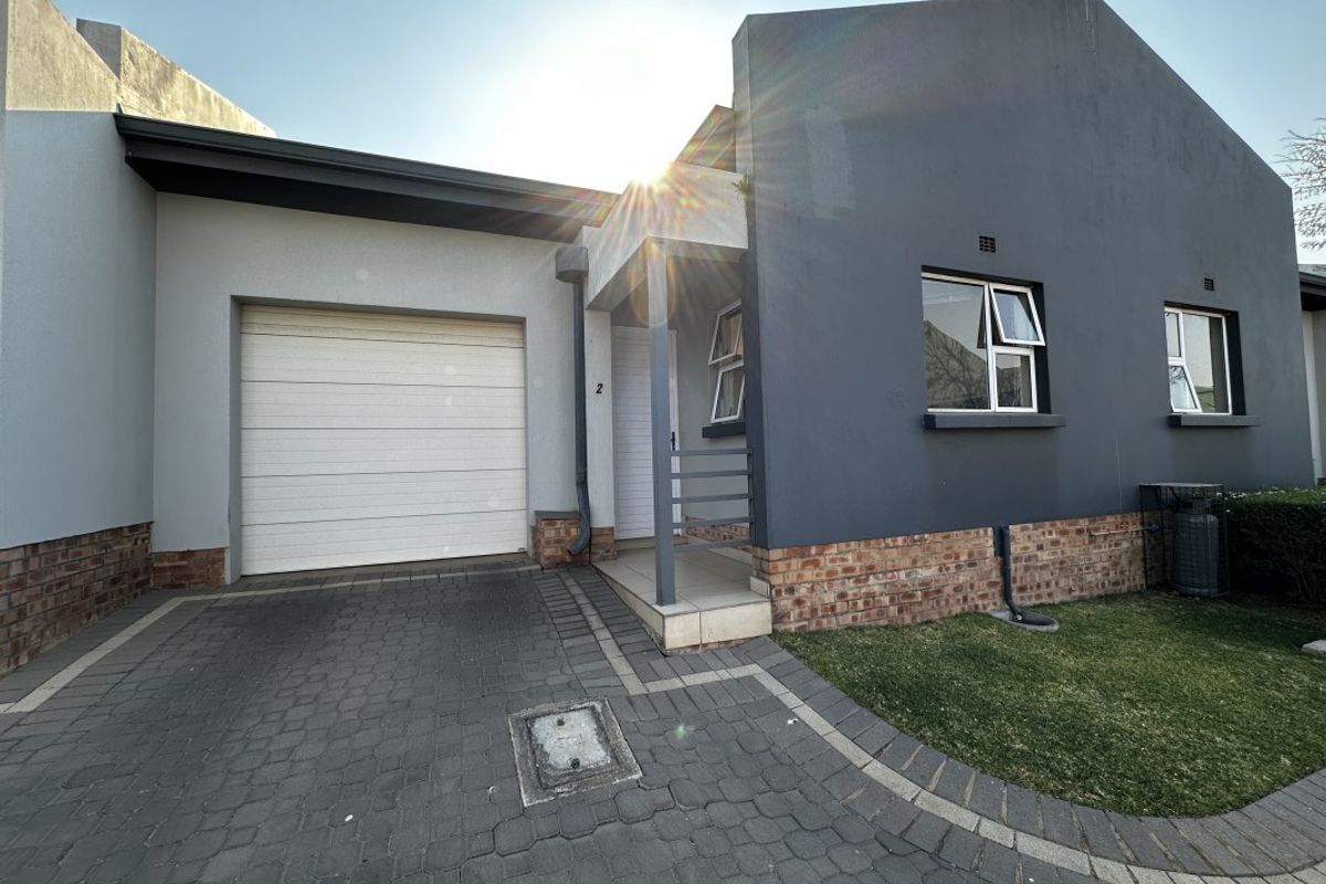 Ground floor 3 bedroom simplex for Sale in secure estate. - Photo 3