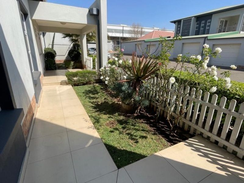 Ground floor 3 bedroom simplex for Sale in secure estate. - Photo 2