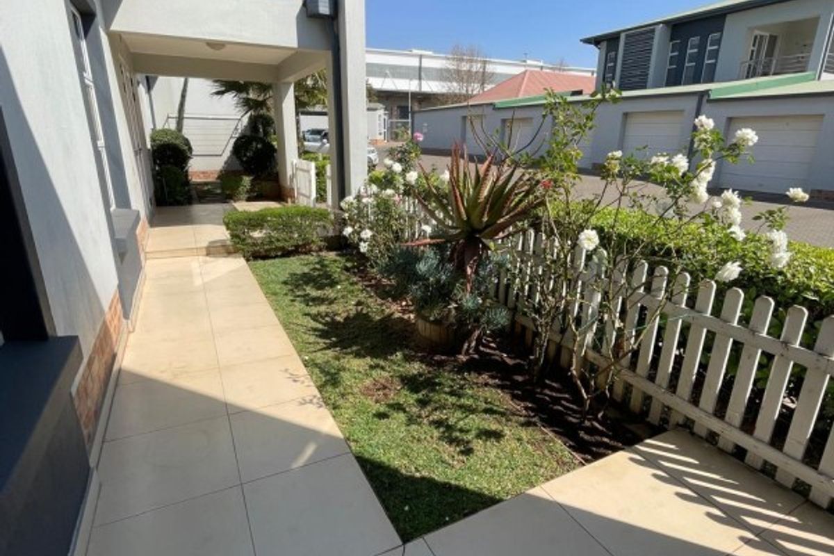 Ground floor 3 bedroom simplex for Sale in secure estate. - Photo 2