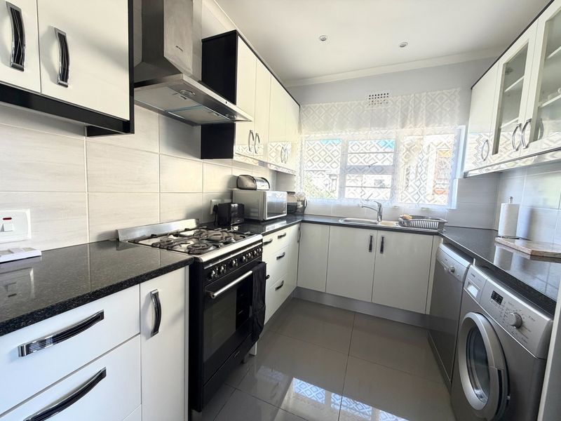 5-Minute Walk to Fish Hoek Beach - Fully Furnished 1 bedroom apartment - Photo 10