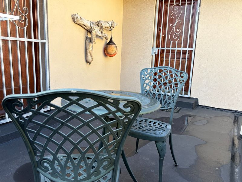 5-Minute Walk to Fish Hoek Beach - Fully Furnished 1 bedroom apartment - Photo 2