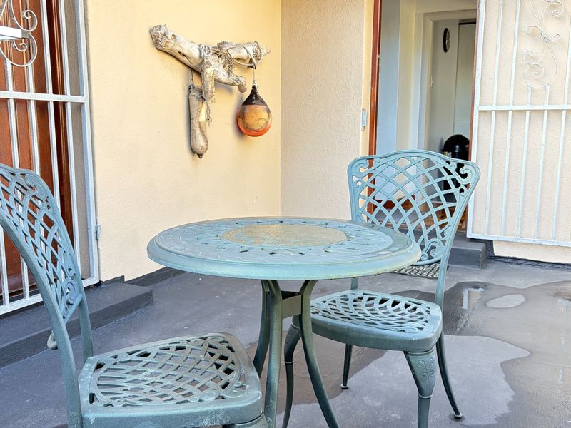 5-Minute Walk to Fish Hoek Beach - Fully Furnished 1 bedroom apartment - Photo 3