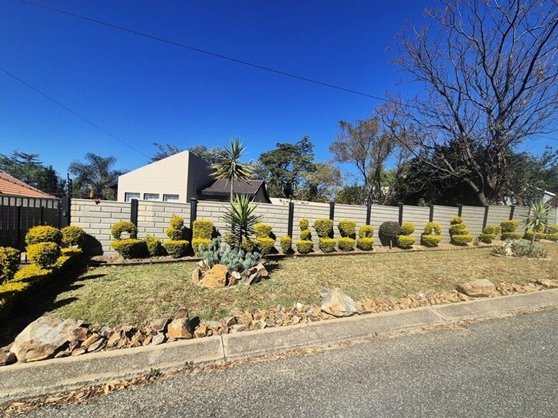 House For Sale in Bloubosrand, Randburg - Photo 2