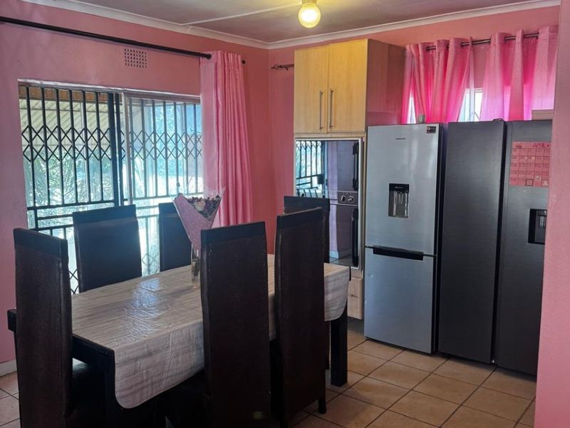 Charming Family Home in Roodepoort - Photo 7