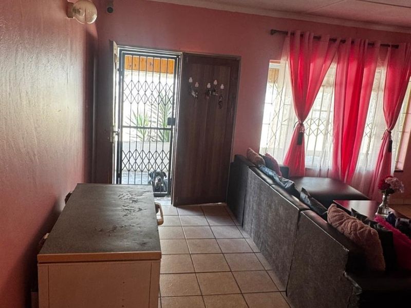 Charming Family Home in Roodepoort - Photo 6