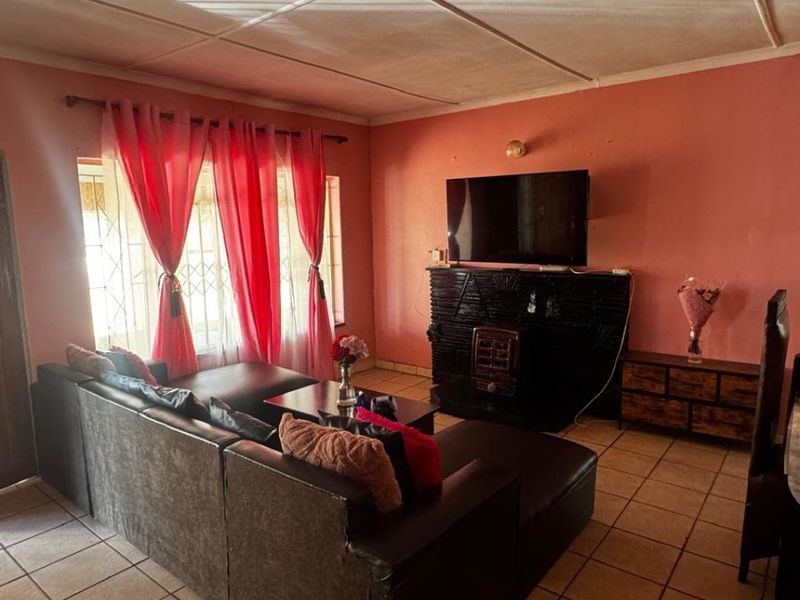 Charming Family Home in Roodepoort - Photo 5