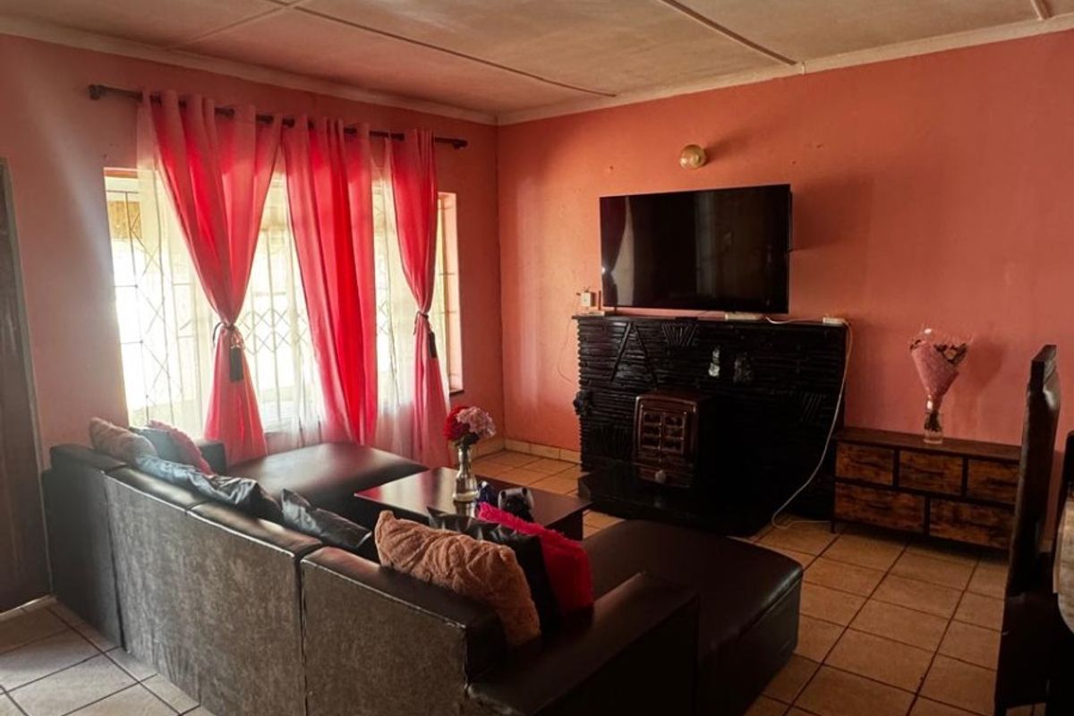 Charming Family Home in Roodepoort - Photo 5