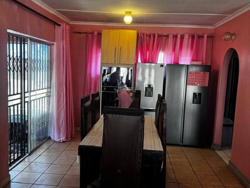 Charming Family Home in Roodepoort - Photo 8