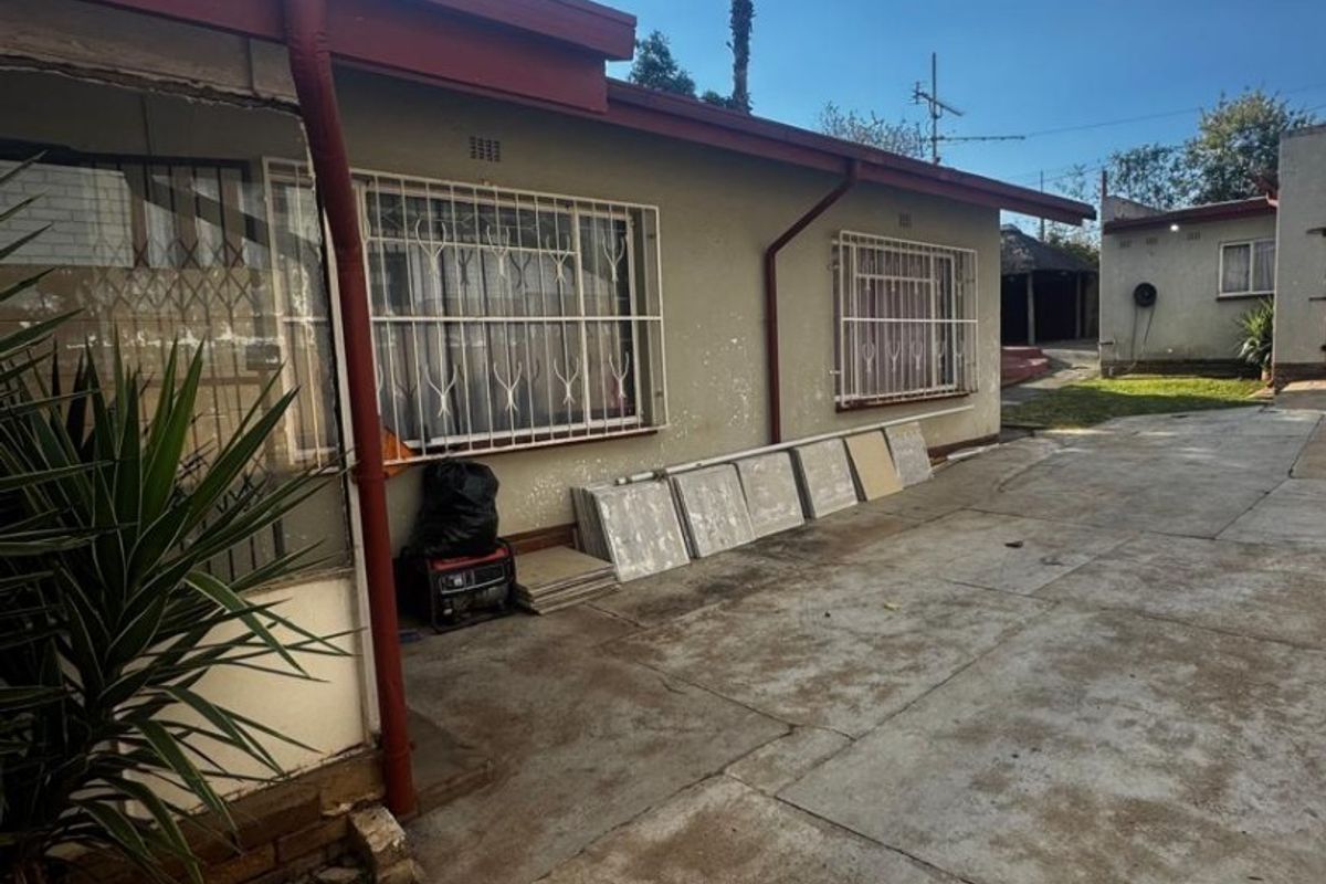 Charming Family Home in Roodepoort - Photo 4
